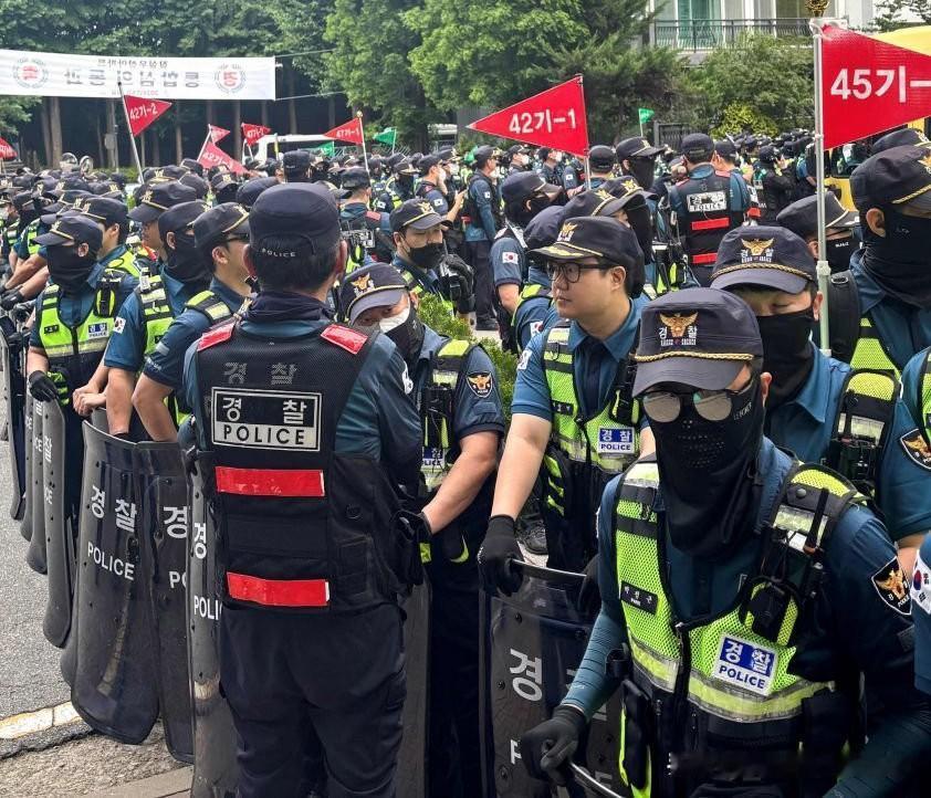🚨 韩国主帅收死亡威胁！160名防暴警察机场戒备，洪明甫辞职仍被骂到打码

据