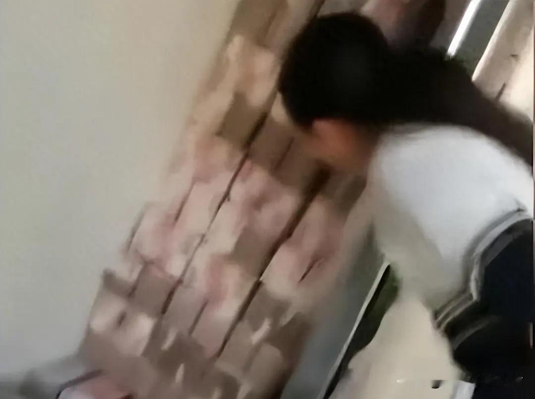 旧房翻新拆出数万现金！房东藏吊顶忘到脑后，这波操作太乌龙
 
2026年3月18