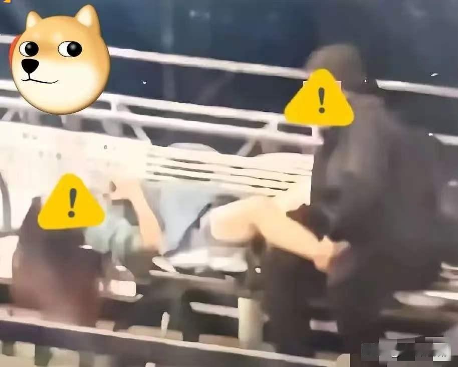 辣眼睛！香港六旬男女在码头做不雅行为被抓，全网社死。

两位年过六旬的老人，居然