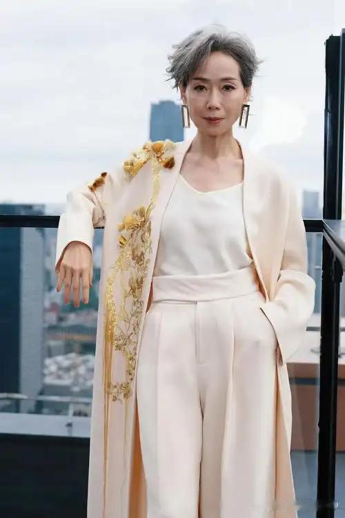 嫁入豪门37年，邂逅容忍的丈夫，8次公开背叛，一生无儿女的叶童，这位被贴上“原谅