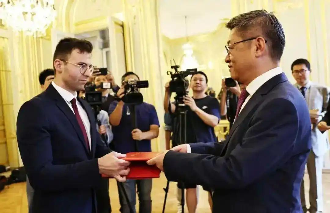 终于弄明白马库斯家族为什么要将照片保存了三代，直到现在才捐赠出来了，原因居然是：
