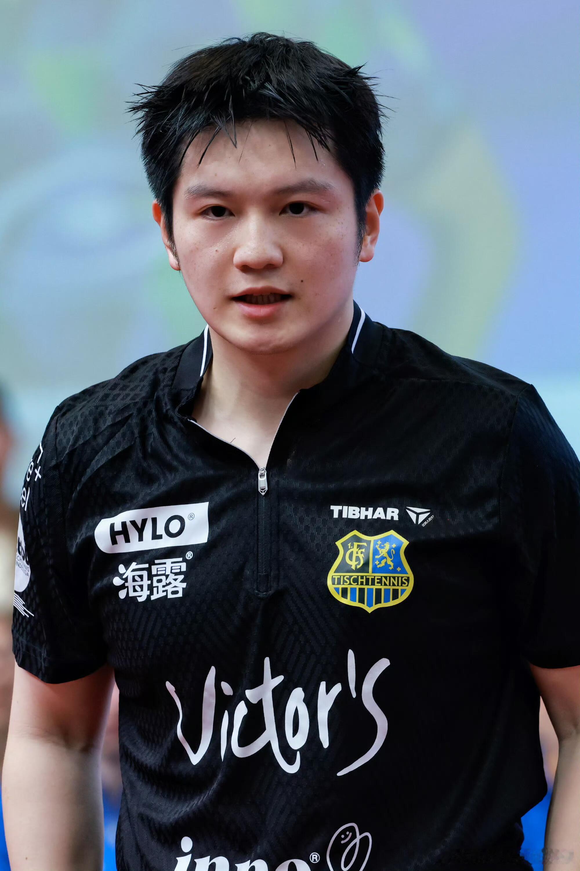 樊振东德甲战袍黑色贵气，粉色乖巧，蓝色冷静，红色热烈。 