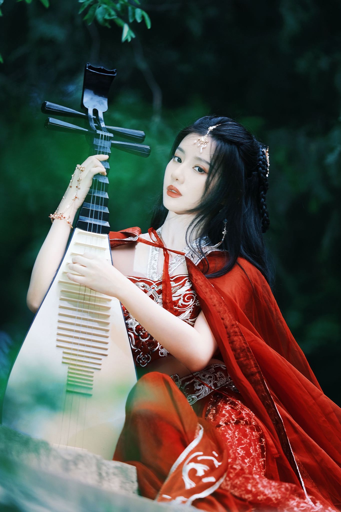 #王鹤润红衣异域感# 王鹤润真的有点异域美人那味道了！角丽谯一出场的时候，我就被