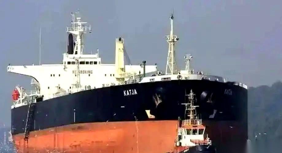 深更半夜，加勒比海。
直升机轰鸣着悬在头顶，绳子一甩，一帮全副武装的大兵就跟下饺