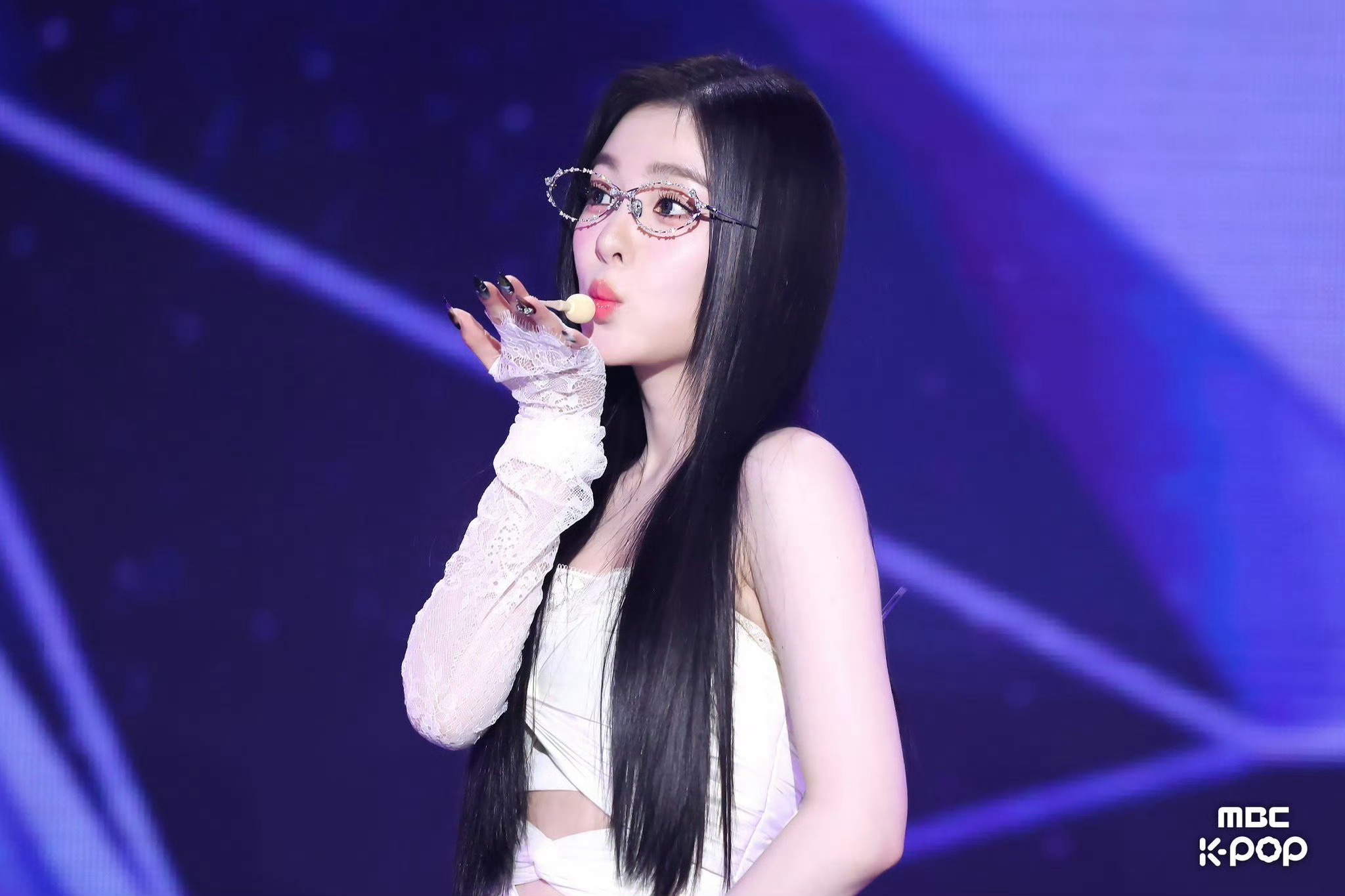 IreneIrene solo 260411 MBC 雪中银狐🤍②舞台照裴珠泫