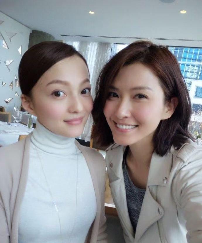 既能驾驭古装角色的风情，也能hold住现代剧的干练，旗袍造型温婉大气，现代造型优