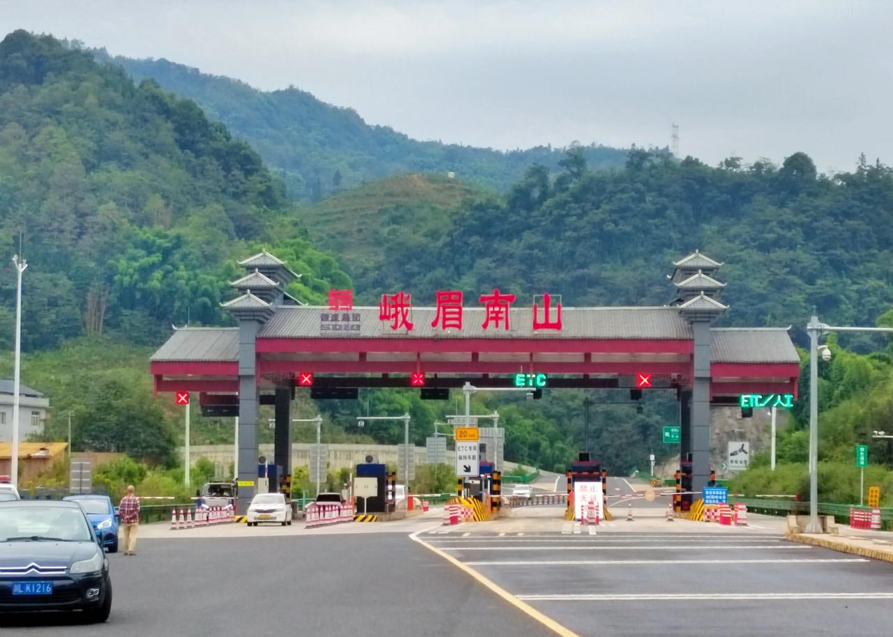 #峨眉徒步游# 峨眉后山四溪沟，长假之最冷门的青山绿水。 近距离走进龙池镇，绕龙