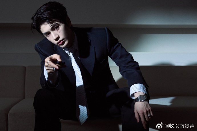 张凌赫白玉兰活动出图 白玉兰盛典高清直出太惊艳，中式黑礼服衬挺拔身姿，眉眼清俊温