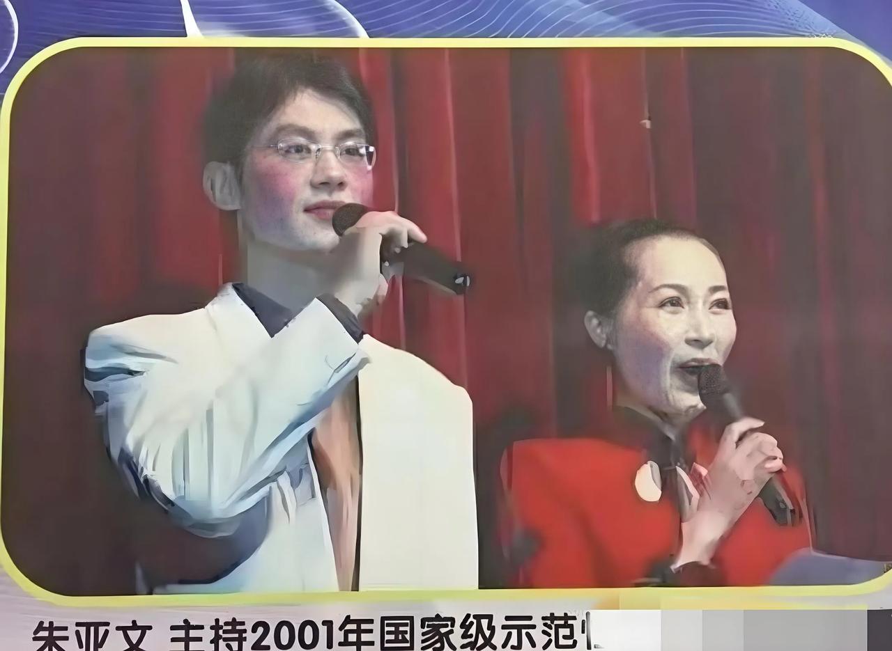 朱亚文说是老师帮他化的妆，他也没办法！
我都能想象出他看到这张图的表情了：捂脸仰