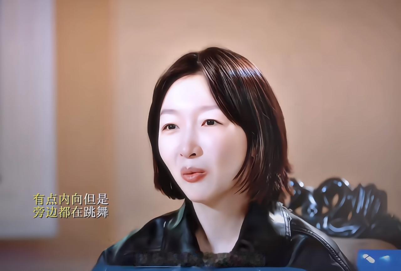 花少8周冬雨太可爱了！自认内向放不开，一口干酒壮胆去跳舞。
《花少8》里的周冬雨