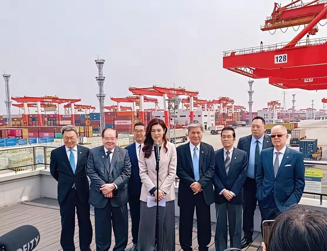 萧旭岑这次陪同郑丽文访问大陆，在南京、上海合影或参加活动时，大多站在郑丽文后面，