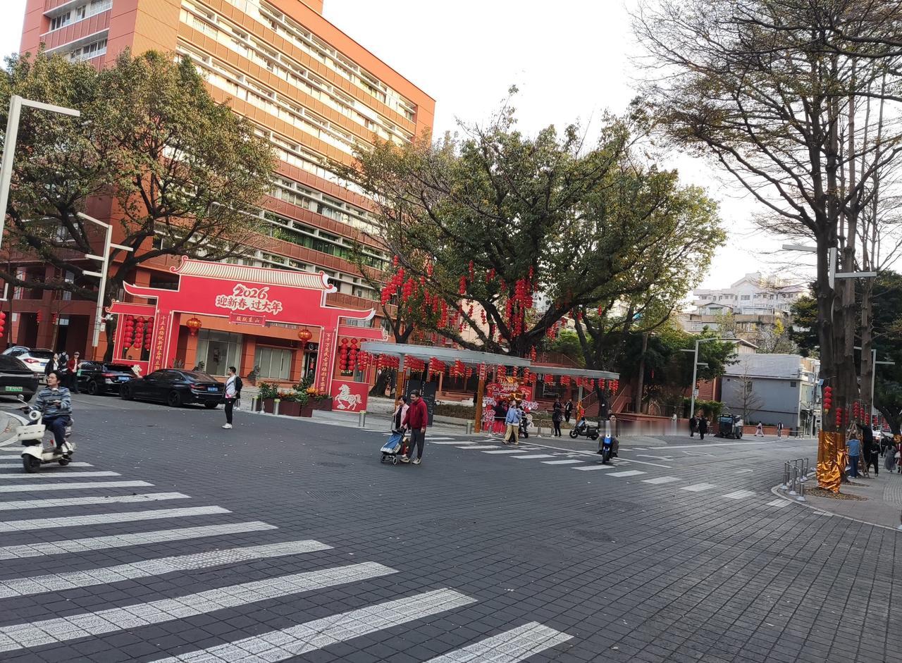 人行道上的热闹场景
📍广州 新河浦历史文化街区
0元玩转这座城
东山口旁边的花
