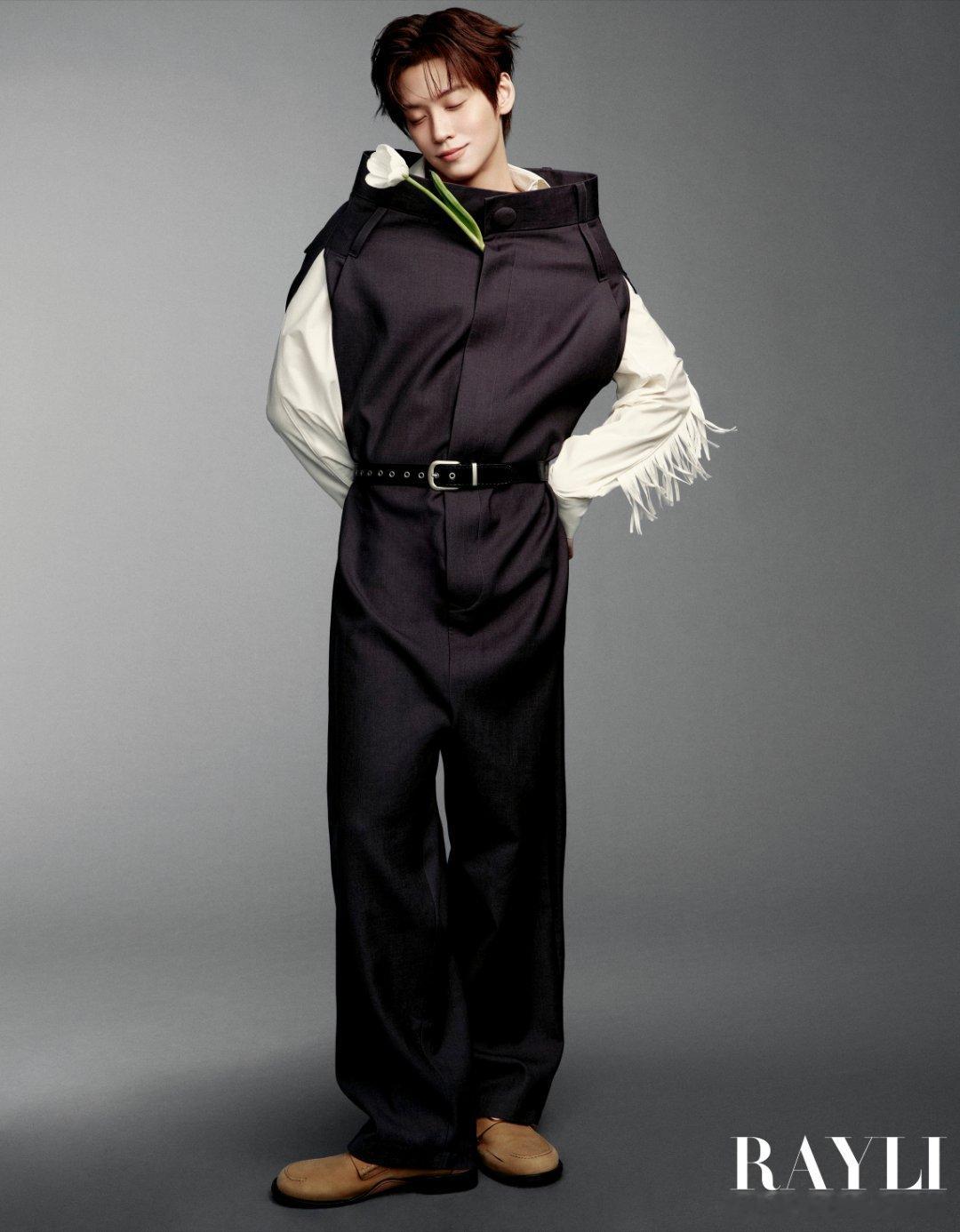 余景天春日游弋大片余景天携春日白郁金香，以松弛姿态游走于黑白与色彩间，演绎少年的