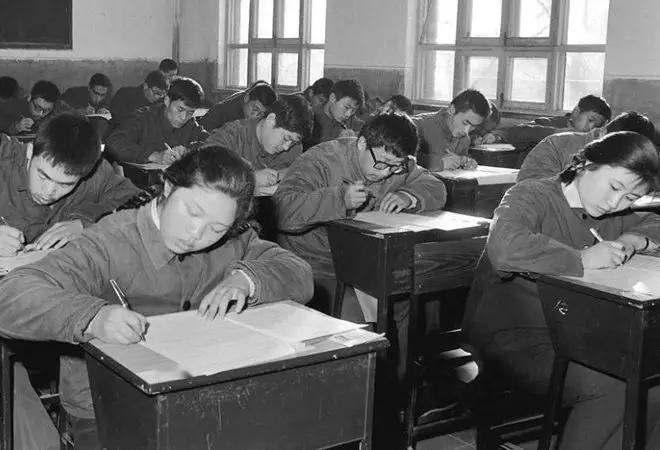 1977年8月，距离大学秋季开学还有几周的时间，邓小平在一次座谈会上问教育部长刘