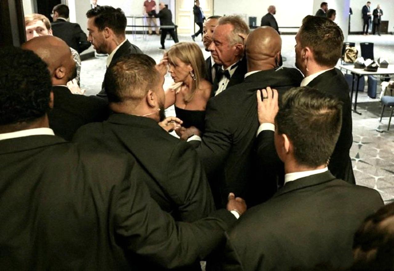 鲁比奥躲在桌子底下，特朗普被紧急撤离！
4月25日，在白宫发生突发事件，相信大家