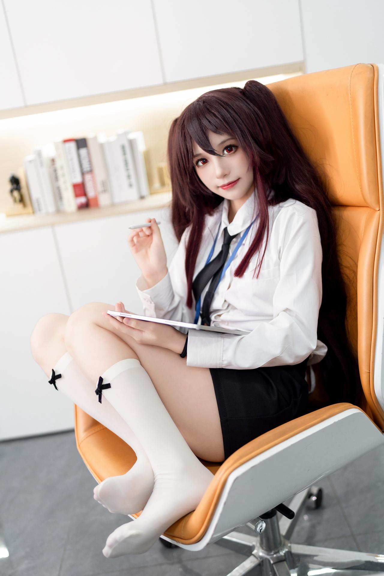 胡桃坐班的样子，一本正经！#原神##游戏##二次元#