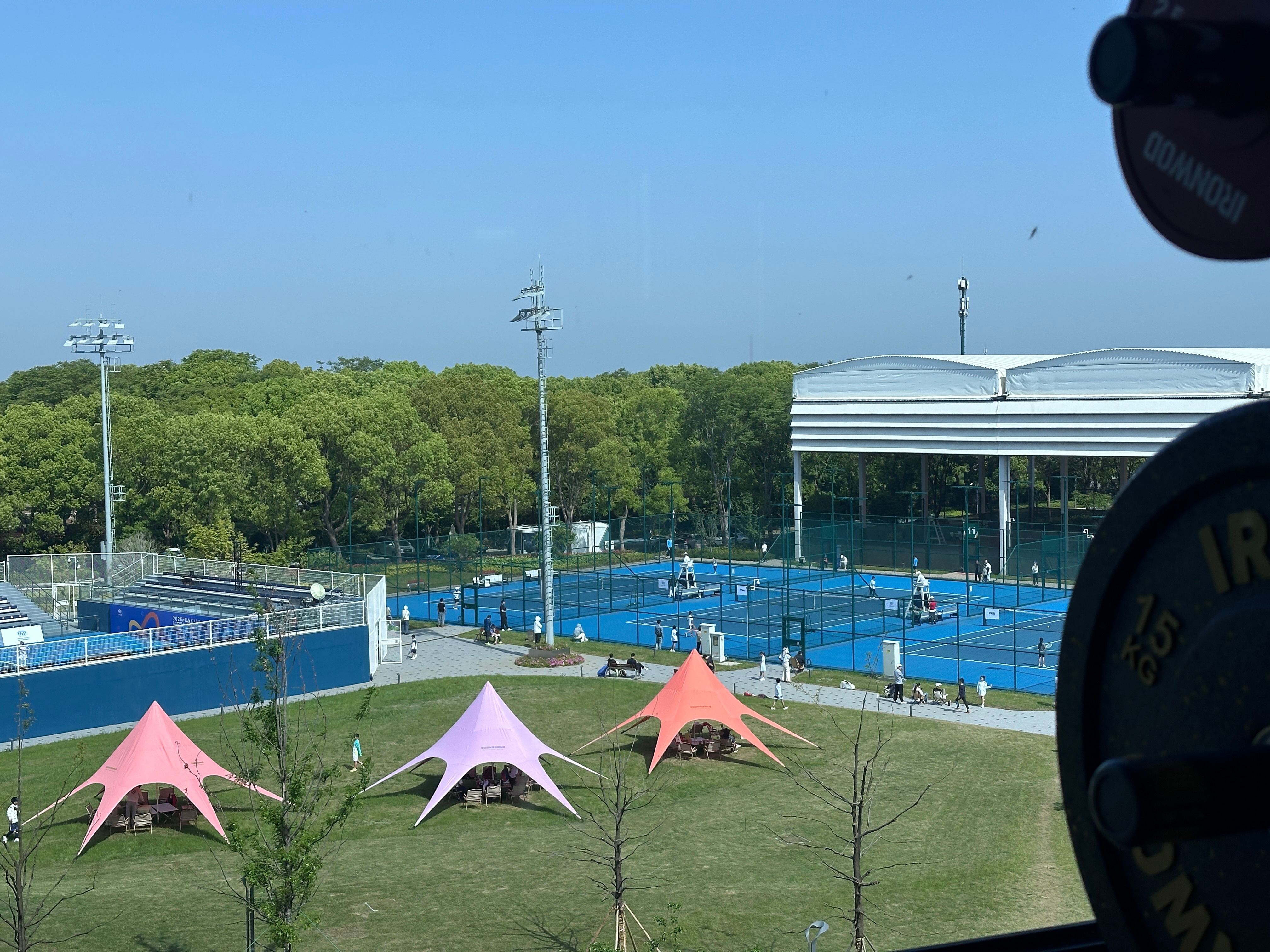 苏州半岛国际网球俱乐部健身房的墙上，这句“禁止偷懒”，有一点粗暴中的可爱。网球 