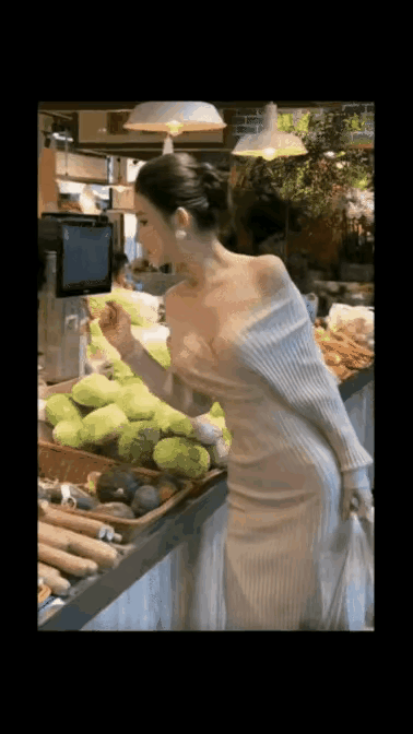 这届网友的形容是真敢说——“别人收藏画，她收藏画家”，一句话把某些婚姻里的“眼光