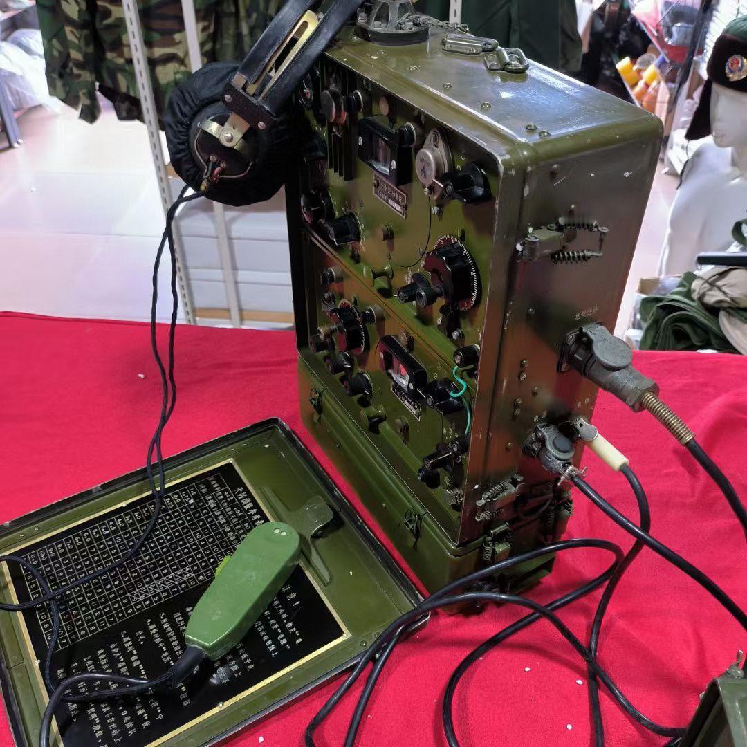 哪位老师知道这是中国人民解放军退役的什么式电台？