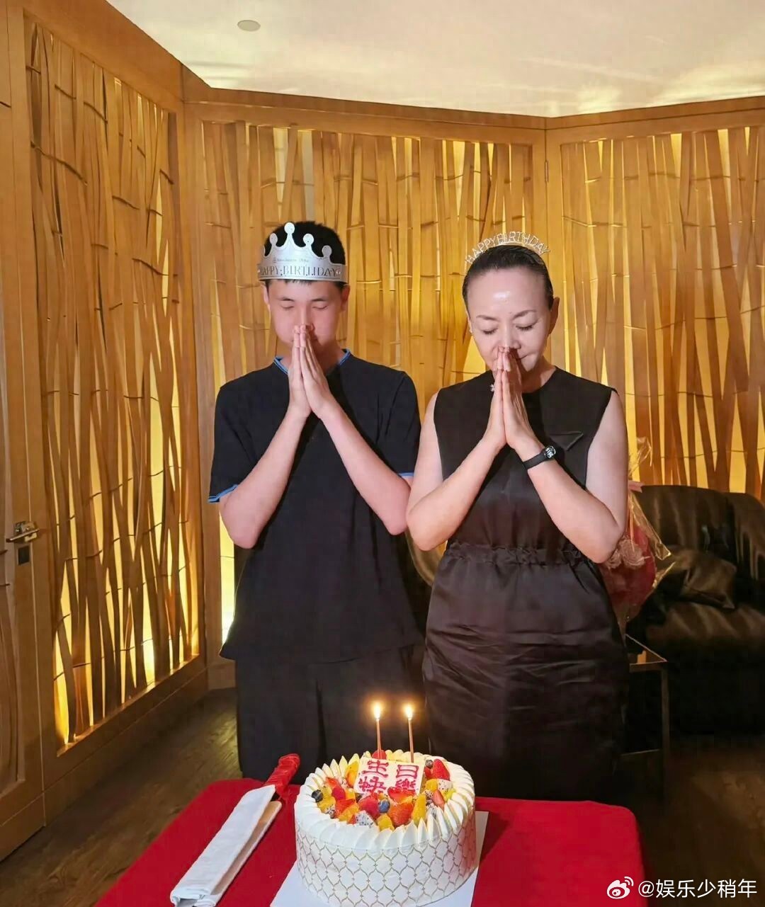 宋丹丹和干儿子庆生！穿黑色短裙秀美腿，65岁状态显嫩不输年轻人  众所周知，林永