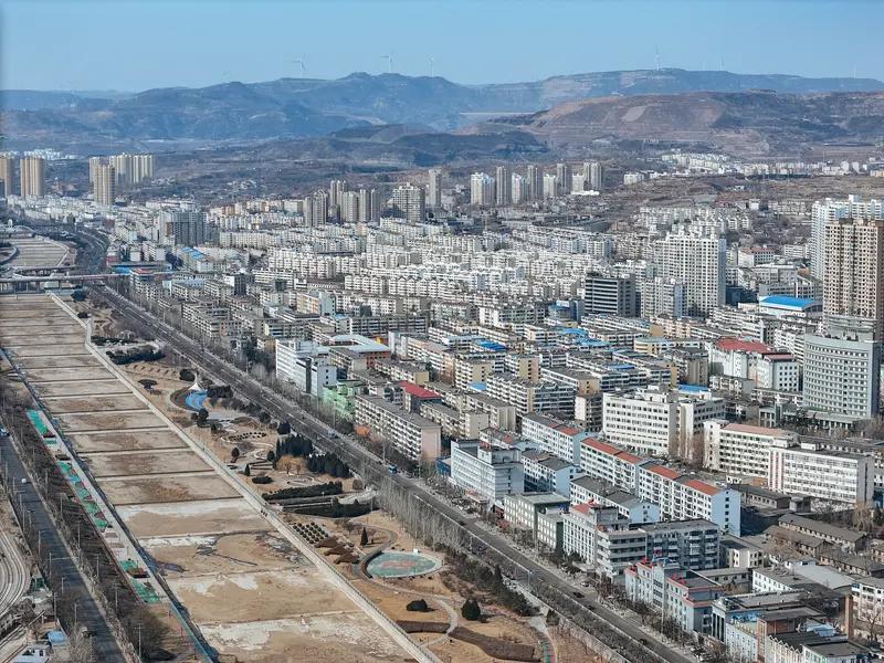 运城和阳泉哪个宜居，还得从多方面看。
运城属暖温带半湿润大陆性季风气候，光照充足