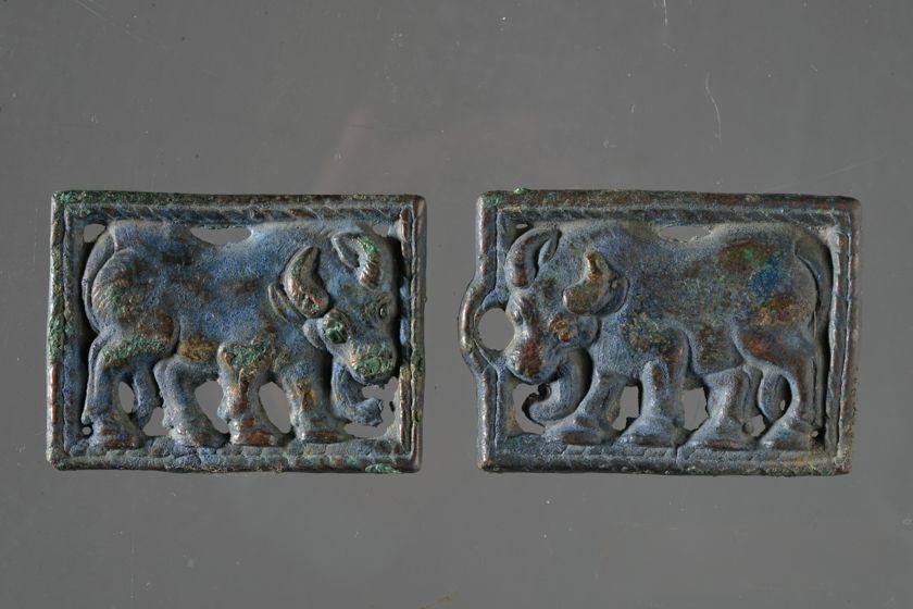 每天一件青铜器 宁夏固原博物院藏1983年宁夏同心倒墩子匈奴墓出土的牛纹牌饰 