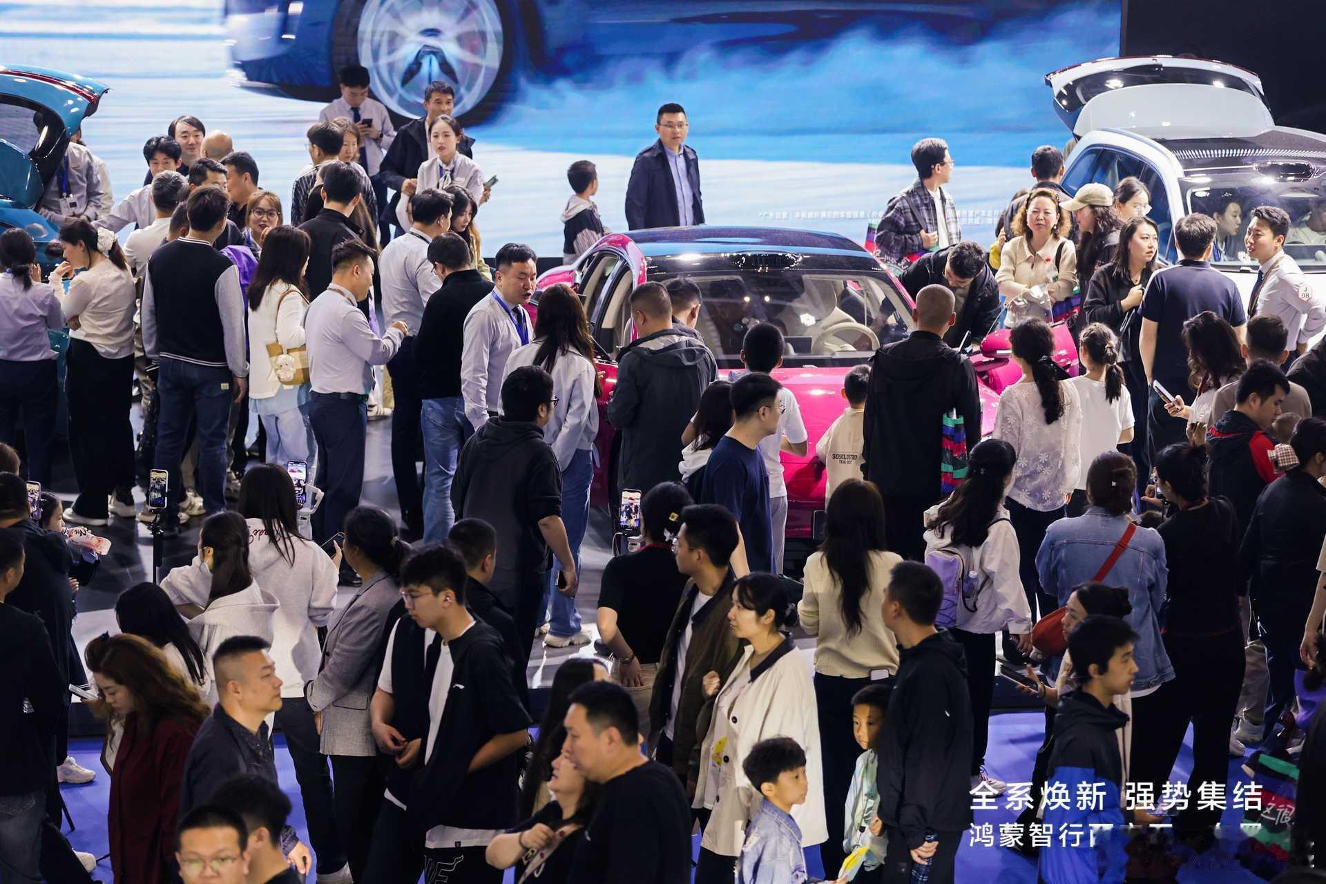 今天打卡了鸿蒙智行西安五一车展，真的是人山人海，尚界Z7系列看的人超多，等了十来