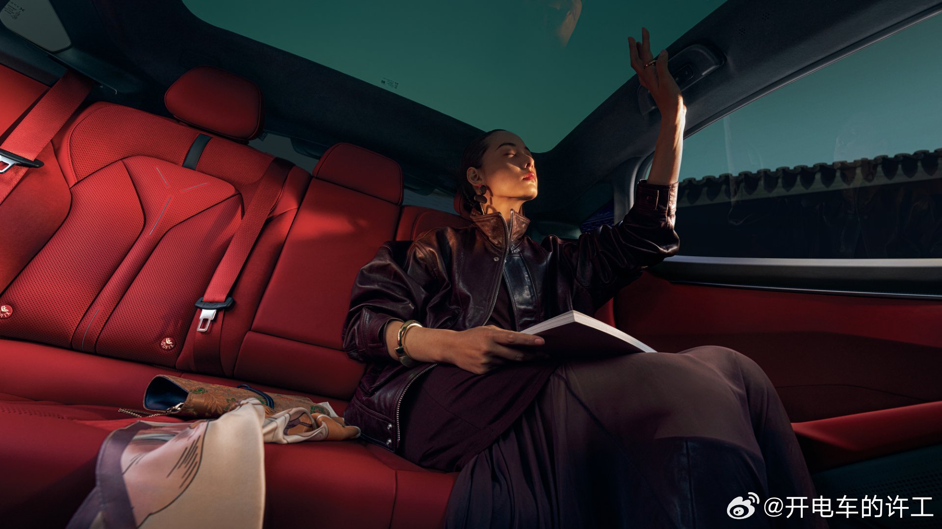 除了红色外观，引力红内饰也回归了只有P7车主才知道当初这个颜色有多火下周见～小鹏