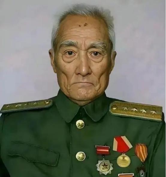 1979年，江西63岁老农为证红军身份，最高检门口蹲守3天，冒死拦下军车唱起43