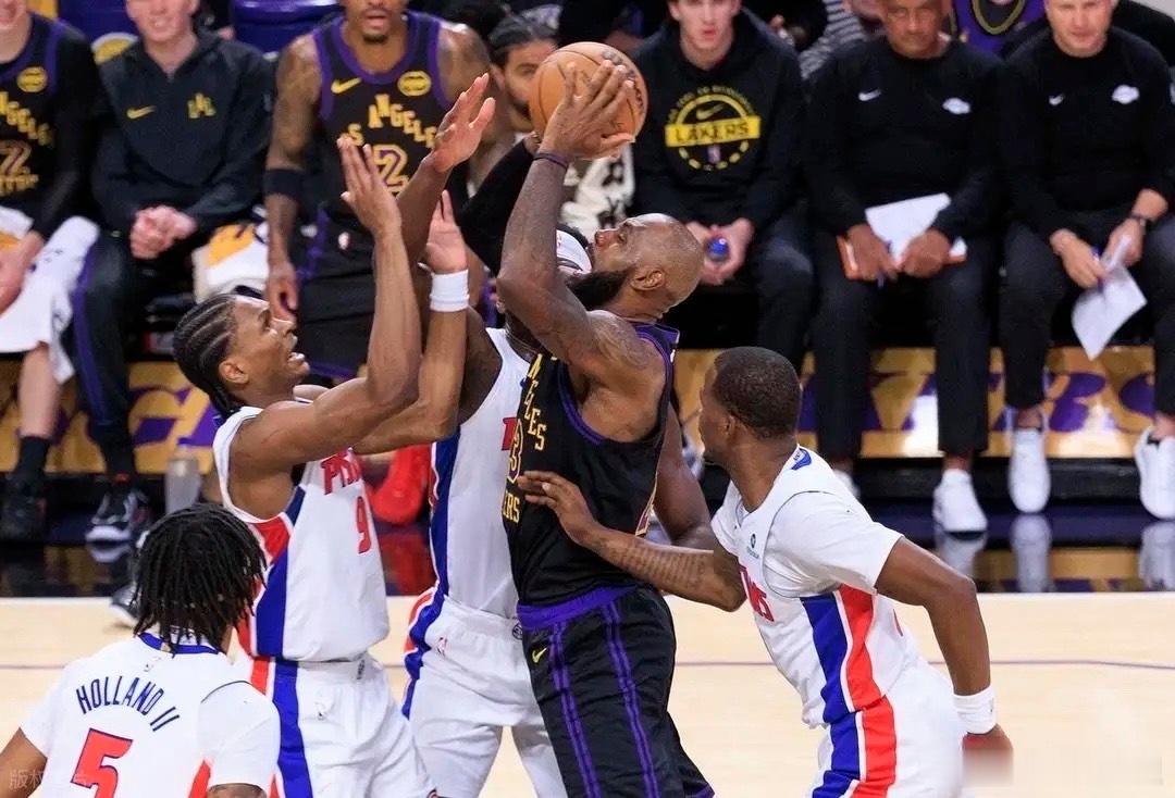 生日夜惨败！詹姆斯17中6仅得17分！湖人被打爆，东契奇30+11北京时间12月