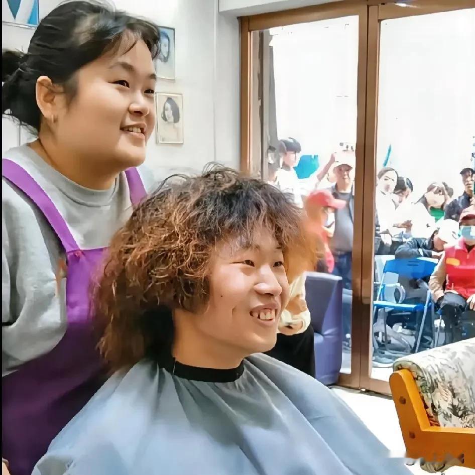 向太联系晓华为儿子向佐理发
近日，湖南省怀化鹤城区的一间“靓点理发店”异常火爆，