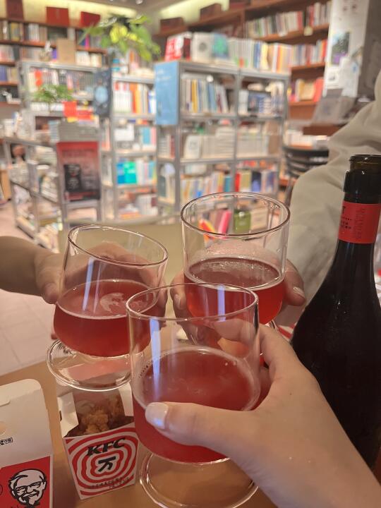 解锁新体验，在书店里喝酒
