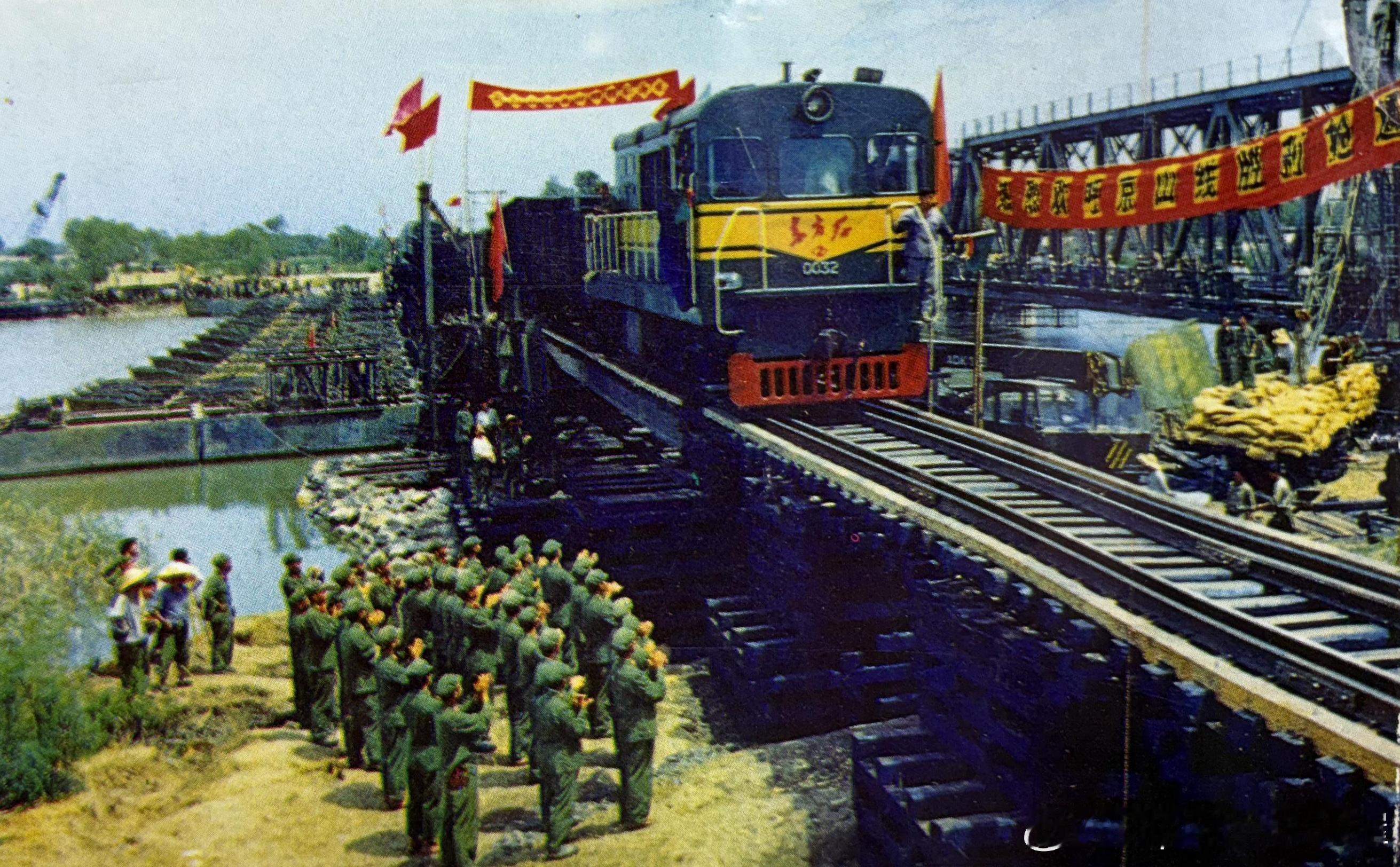 1976年8月唐山地震后铁道兵舟桥团在蓟运河上以67式铁路舟桥架设浮桥成功，这是