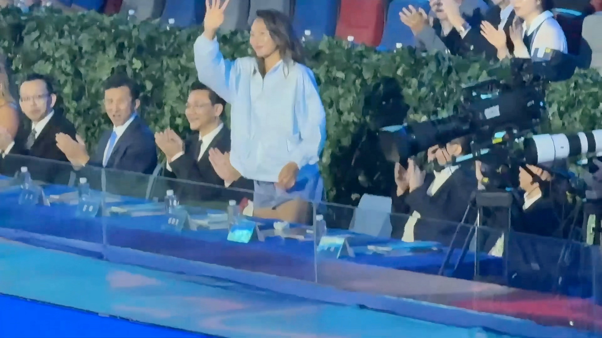郑钦文亮相[手指比心]2025武汉网球公开赛热点现场郑钦文参加武网开幕式 ​​​