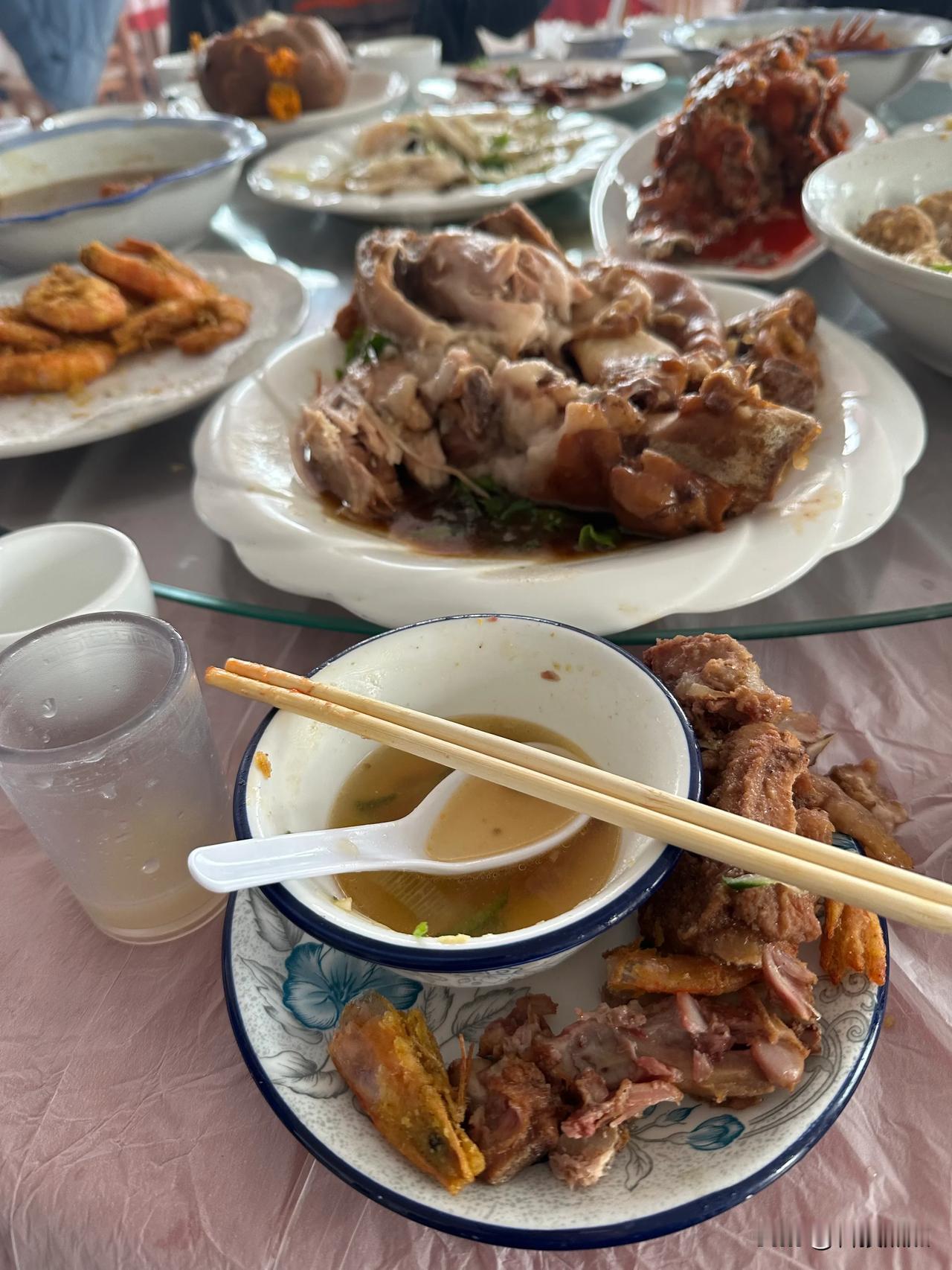 吃席了铁铁，小时候吃剩饭剩菜都很高兴，现在吃的菜比小时候吃的还好，怎么就没有小时