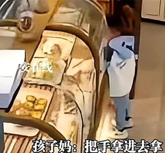 《后续来了，店员提醒孩子别用手摸蛋糕，妈妈连发6条避雷视频，在评论区的回复更绝》