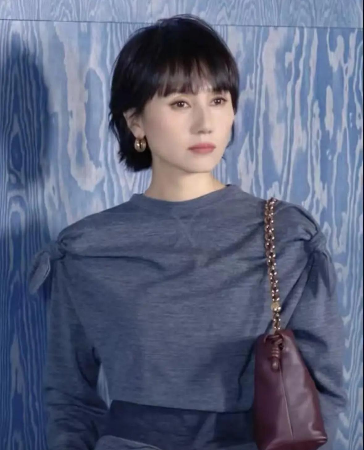 我宣布，
袁泉，
大概率是内娱这么多女明星里，出现在公共场合穿的很得体的演员。