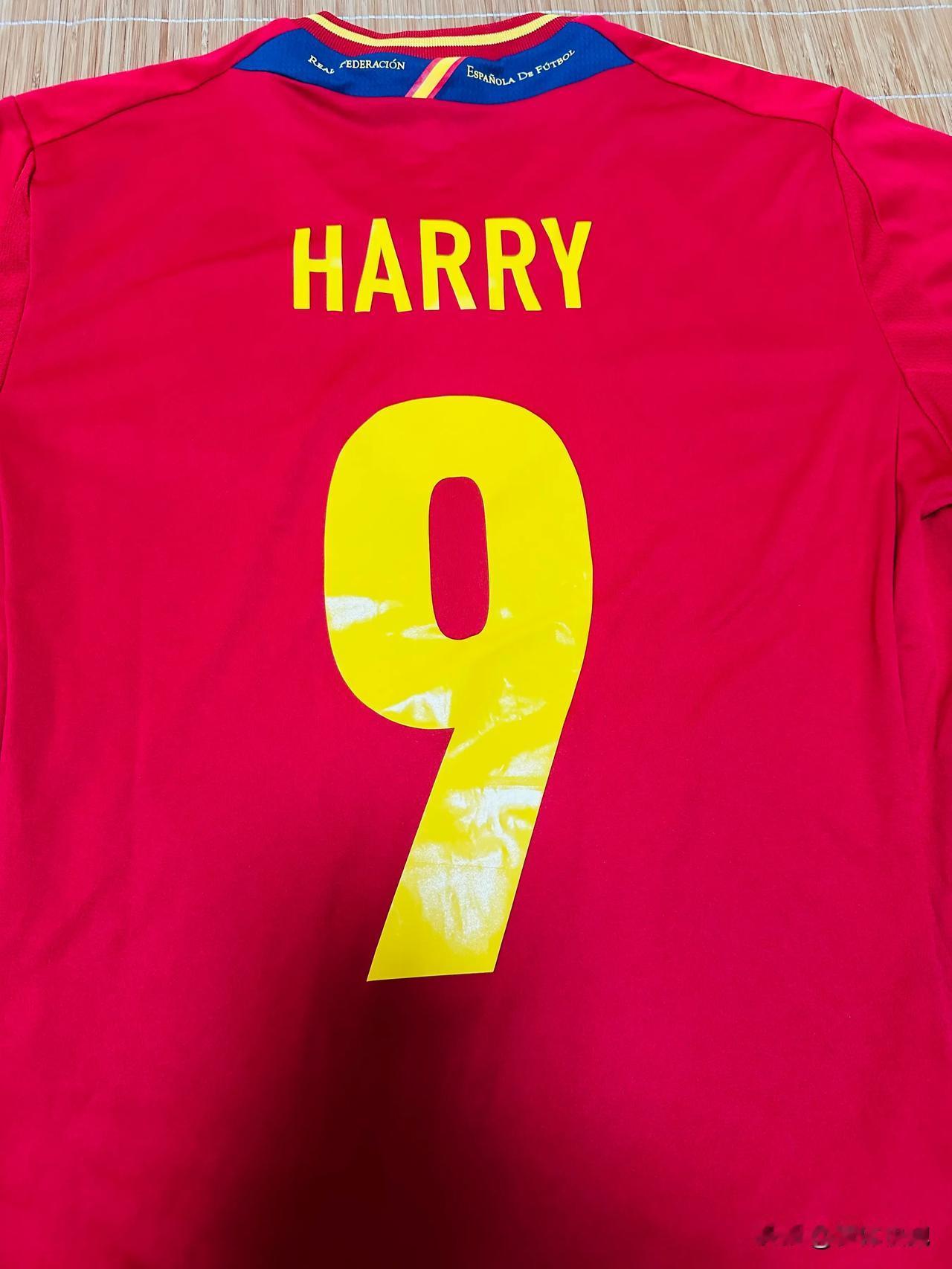 今夜穿着西班牙队2010年夺得世界杯的那套球衣看欧洲杯决赛，当年还穿着这套球衣拿