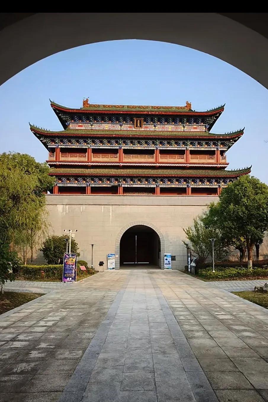 微缩景观——北京正阳门。丹江口市南水北调中线工程纪念园中，对供水沿线城市选择著名