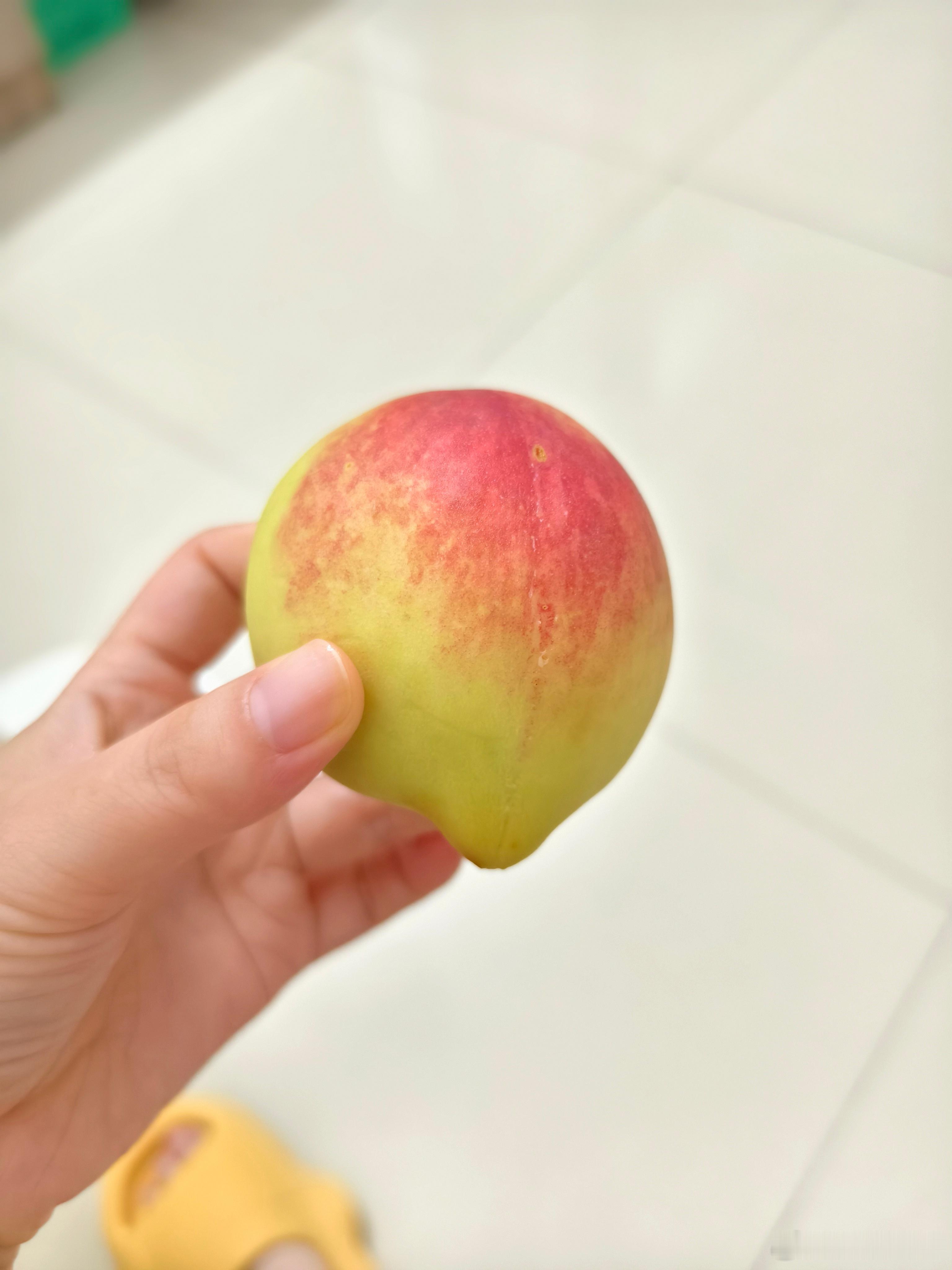鹰嘴桃你们是洗了就直接吃？还是削皮了吃？我两种方法都试了，感觉不削皮的更好吃水果
