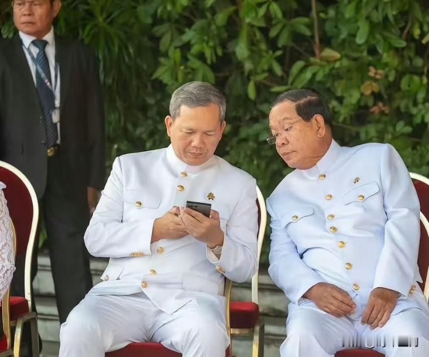 近期柬泰冲突升级，许多网友认为柬埔寨洪森家要倒台了。
这是不可能的。柬泰冲突远远