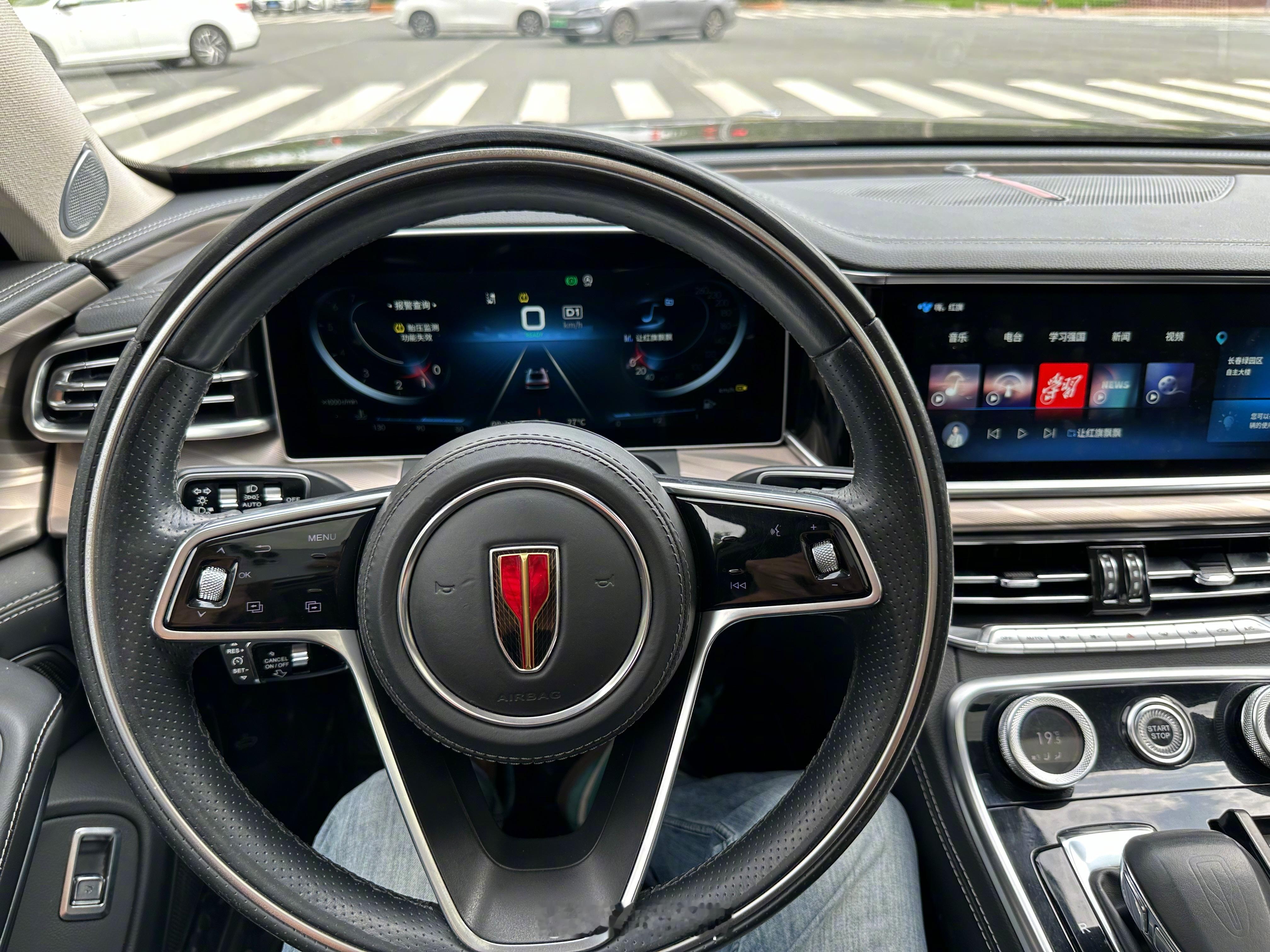 尊严感一下就来了，红旗的车就是不一样！ ​​​