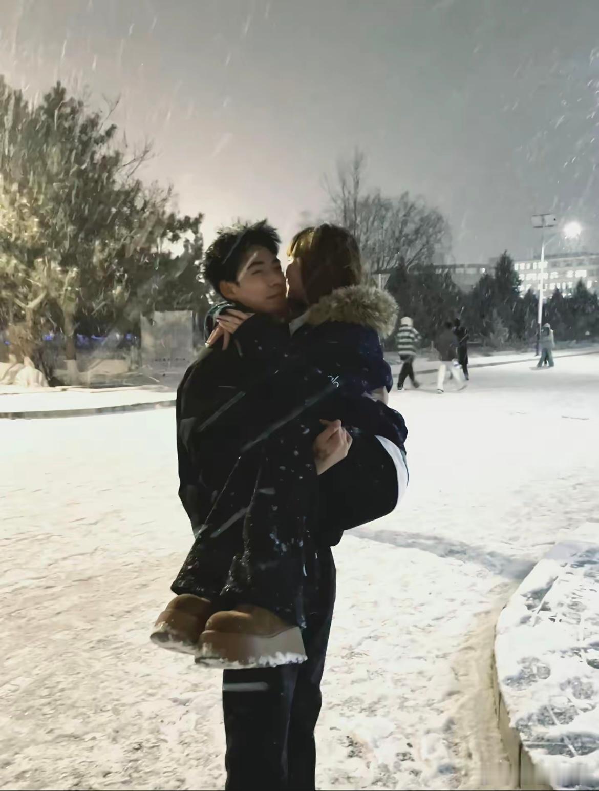 今朝若是同淋雪，此生也算共白头。 