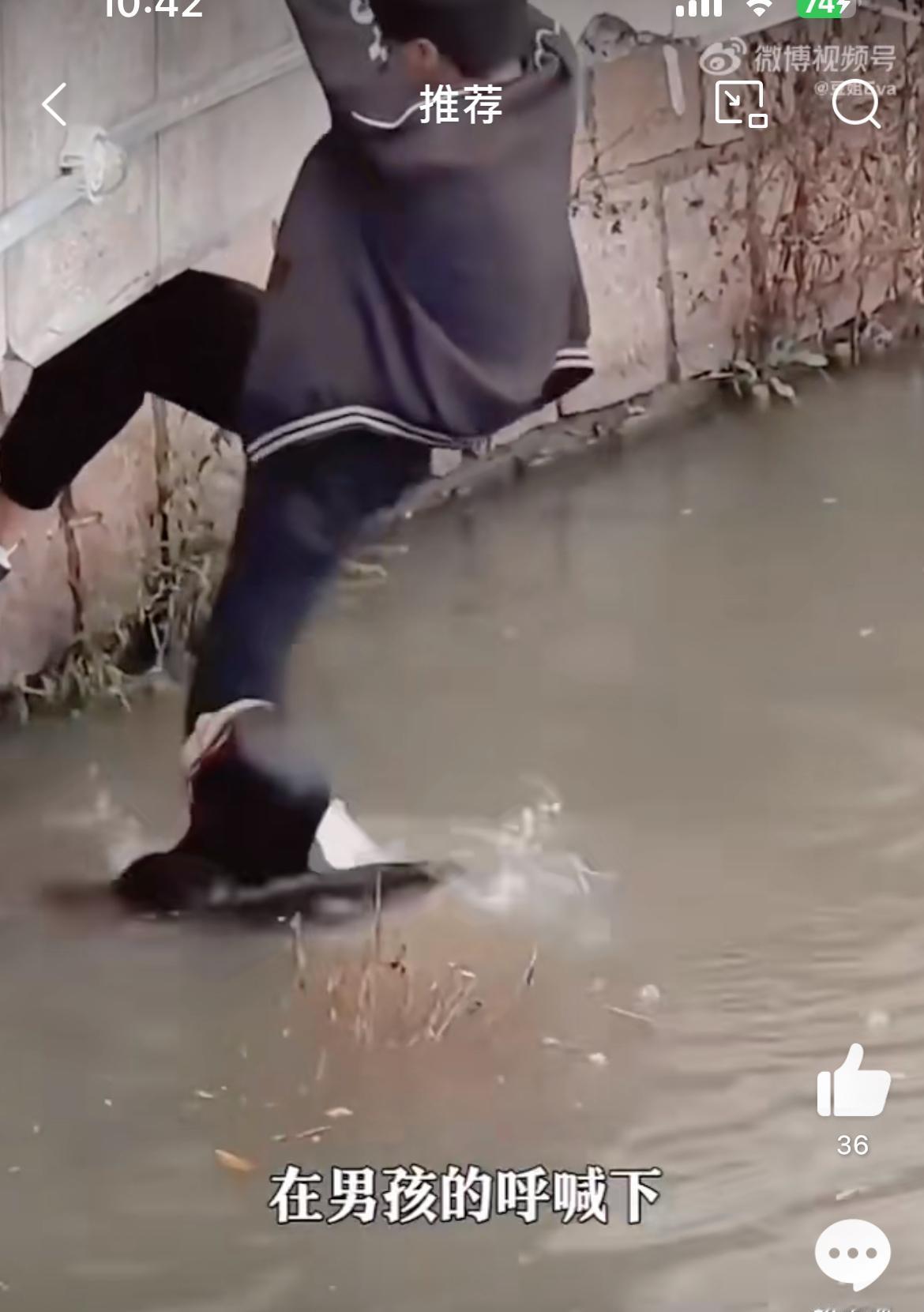 真实的救人过程太揪心了，女孩落水了，一个男孩下去救，用脚勾住女孩的手，垂直的护岸