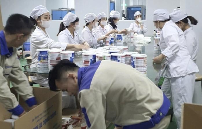 越南永福省警察局刑事警察局前副局长（前）裴国兴被指控收受金钱为两家牛奶生产企业“