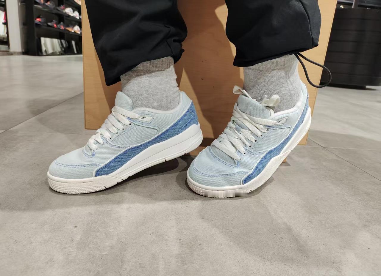 今日分享，小众白鞋推荐
📍银川 NIKE(滔搏西夏新华百货店)
这双水洗牛仔质