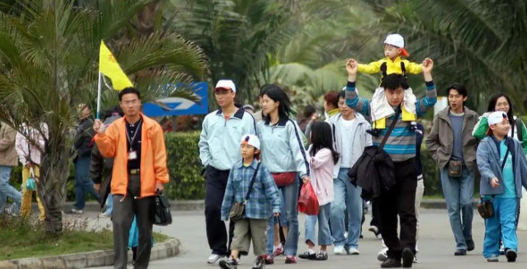 浙江宁波，一男子报了一家外省旅行社的团，被要求每人购买80元意外险，一行7人共交