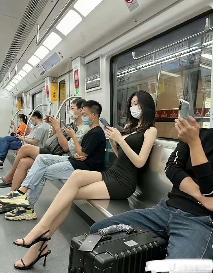 坐地铁偶遇漂亮女生，那身材简直绝了！曼妙曲线，优雅身姿，在人群中格外吸睛，让人不