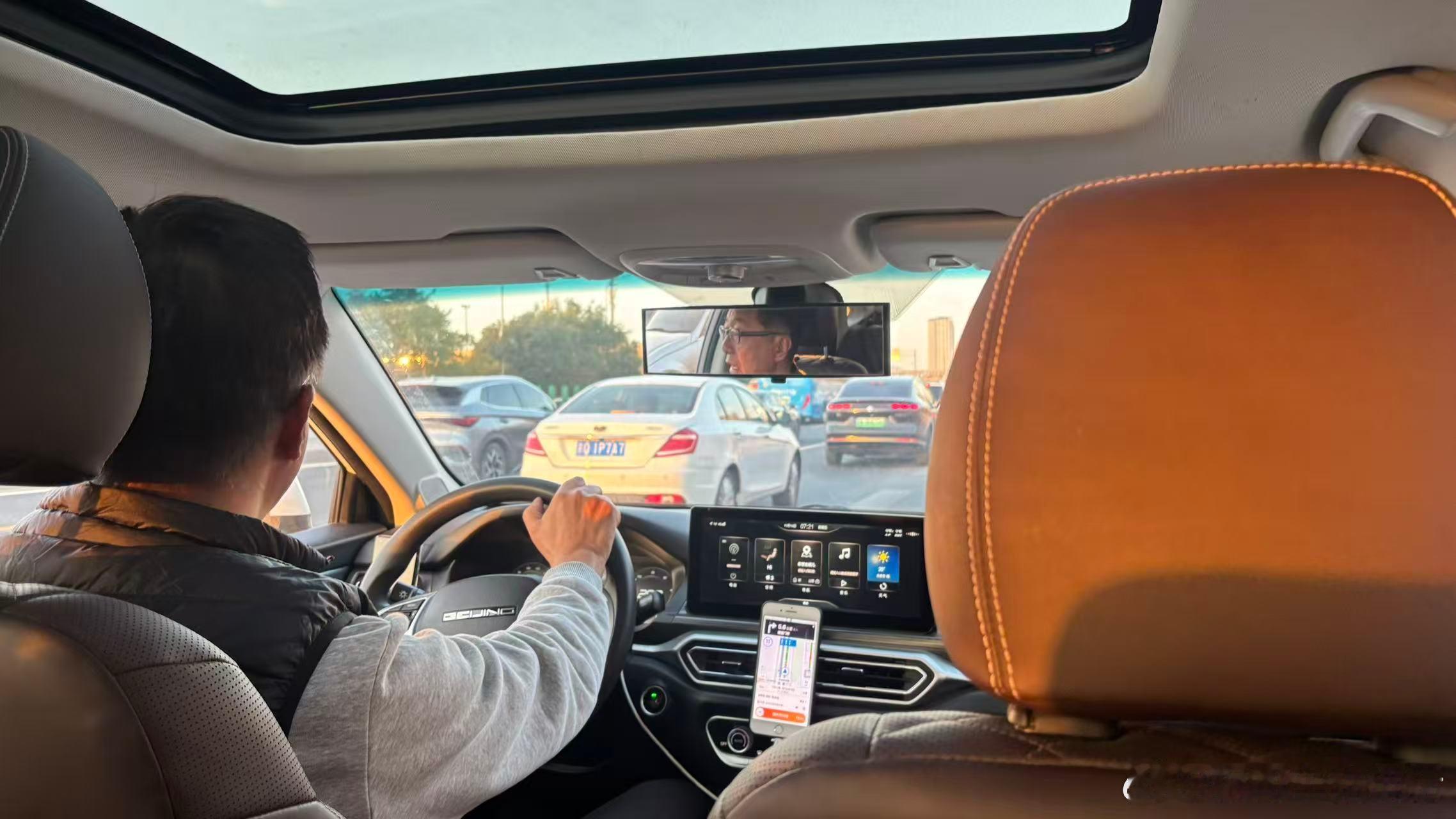 打了辆北汽EU7，司机说这车前年买的，当时连保险花了12万多。也考虑过比亚迪秦，