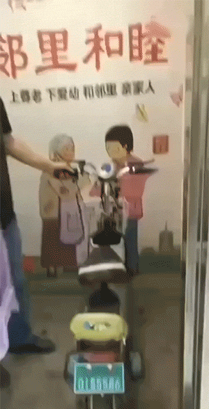 电梯检测到电瓶车自动停运，奈何人家有骚操作